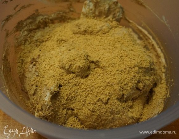 Также аккуратно добавить сухарно-ореховую смесь.