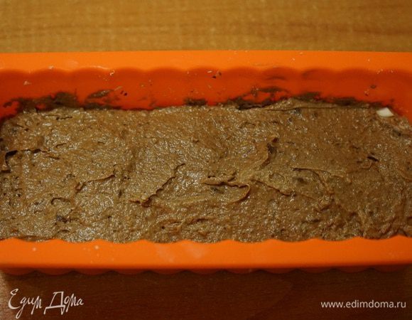 Выложить тесто в форму. У меня форма размером 9*23 см. Разровнять и поставить в разогретую до 160 градусов духовку на 40-50 минут. 