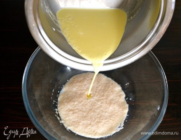 Подогреть половину молока, добавить к нему 1 ст.лож сахара и дрожжи. Оставить все на 10 минут.