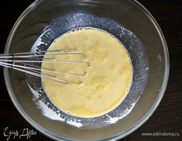 Вторую половину молока подогреть с 30 гр сливочного масла. Соединить обе молочных смеси и перемешать. Добавить яйцо, оставшийся сахар и слегка взбить венчиком.