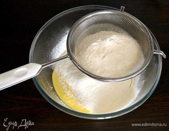 Всыпать просеянную муку.