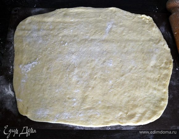 Затем тесто обмять. Раскатать в прямоугольник примерно 20 Х 40 см.