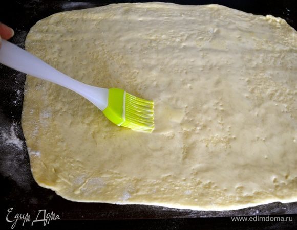 Растопить оставшиеся 30 грамм сливочного масла и смазать тесто.