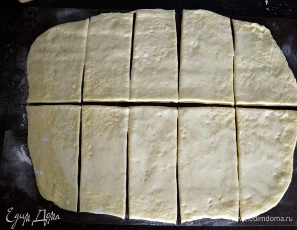 Разрезать тесто вдоль пополам, а затем на прямоугольники.