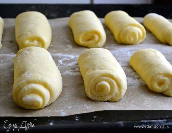 Свернуть рулетики. Выложить рулетики на застеленный пекарской бумагой противень и оставить на 20 минут для повторного подхода.