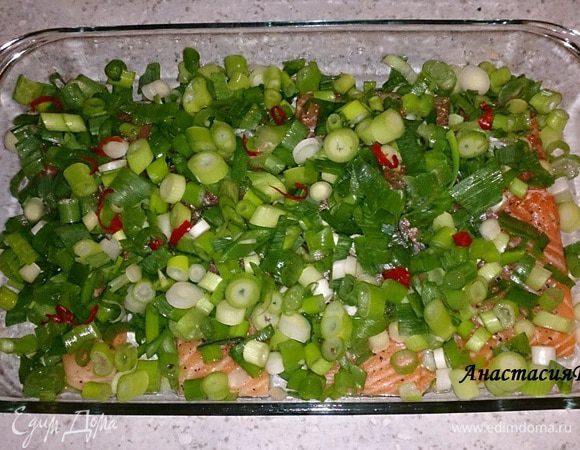 Сверху выложить зеленый лук и чили перчик. 