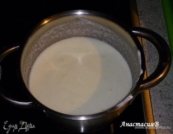 Смешать сметану со сливками и просекко и при постоянном помешивании довести до кипения на среднем огне. Посолить, поперчить.