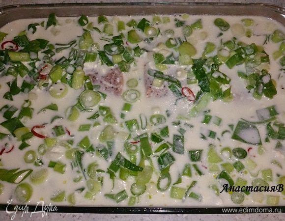 Залить рыбу соусом и готовить в духовке 25 минут.