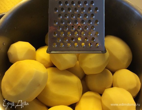 Драник известны в русской кухне в виде оладий, которые жарятся на подсолнечном масле и их едят со сметаной. Мы с вами будем делать драник в виде блинов, которые в Беларуси едят с подливами и мясом. Жарят эти блины на практически сухой сковородке, но об этом позже. Итак, чистим картофель и пропускаем через соковыжималку (можно натереть на мелкой терке - но не свекольной). 