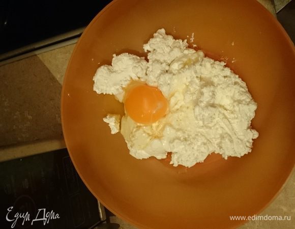 Творог смешать с яйцом и сахарной пудрой. Если любите послаще, положите больше пудры.