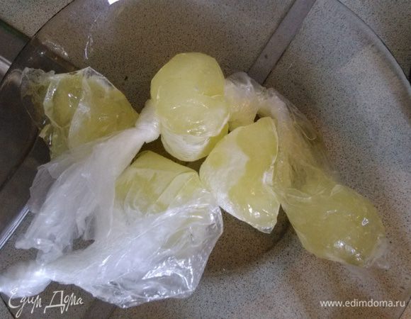 Начнем с бисквита. В моем торте Санчир я говорила, что замораживаю белки, вот как раз их я и использовала сегодня. Все замечательно взбивается, не переживайте. Взбиваем белки сначала отдельно, потом с сахаром в крепкую пену.