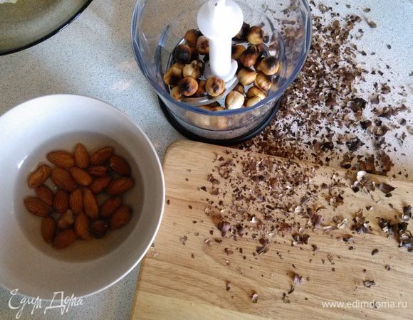 Миндальной муки у меня нет, был миндаль, да вот только 20 г, его я очистила ( 2 раза залила кипятком) и просушила на сковороде, фундук тоже поджарила на сковороде и очистила. Измельчила орехи в блендере.