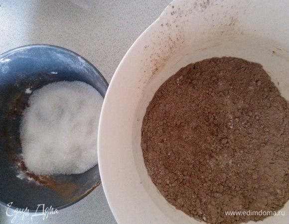 Вместо 120г миндальной муки я взяла 20г измельченного миндаля, 20г пшеничной муки, 80г кукурузной муки. Все сухие ингредиенты кроме орехов просеяла через сито, смешала с орехами и аккуратно смешала со взбитыми белками.