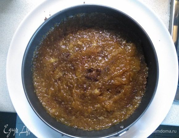 Остывший бисквит переложить на тарелку и собирать торт в разъемной форме. На бисквит выложить готовые апельсины.