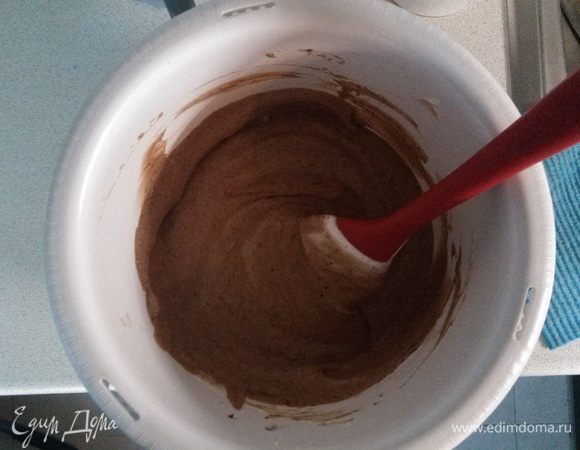 Для мусса взбить сливки. В другой посуде взбить белок. Сварить сироп из воды и сахара до растворения крупинок, взбить белок с сиропом. Подмешать к белку растопленный шоколад, а затем сливки.