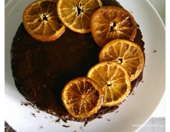 Растопить шоколад, смешать со сливками, покрыть десерт глазурью (не очень горячей), украсить апельсинами и убрать в холодильник. Наслаждайтесь!