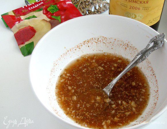 Приготовить маринад. Лимонный сок смешать с вином. Выдавить через чеснокодавилку зубчики чеснока. Добавить паприку, кориандр и мускатный орех. Все перемешать. Не солить!