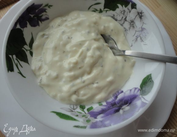 Для соуса:
Желток растираем с горчицей. Добавляем лимонный сок, соль и сахар, оливковое масло и взбиваем блендером.
Добавляем мелко нарезанный огурец и зелень.