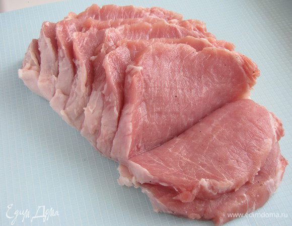 Взять подготовленный кусок свинины и сделать поперечные разрезы почти до конца через 0,7 см. Получится нечто, вроде книжки.