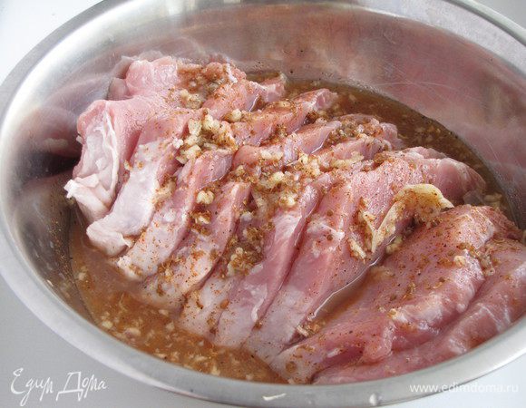Положить свинину в маринад и оставить на 1 час. За это время мясо можно перевернуть пару раз.