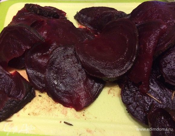 У меня свекла запеченная регулярно живет прозапас в холодильнике. Свеклу помыть. Смазать оливковым маслом, приправить солью, перцем, по желанию бальзамиком и любимыми  ароматными травами. Запечь в индивидуальной обертке из фольги, с парой проколов ножом и в идеале - на подложке из соли (корыта с солью многоразовые заведите). Либо 180 градусов 40 мин, либо 150 и часа 3-4. Это на ночь можно, будет интереснее вкус. Охладить и прозапас! Потом в салат с козьим сыром, крем-суп, хумус и вообще ;-)  А в нашем случае достаем, и тонко, насколько лень терпит, режем.