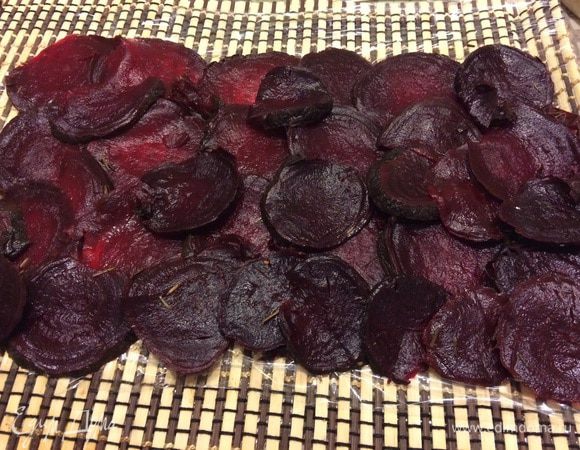 На коврик - циновку натягиваем пленку, сверху внахлест свеклу. 