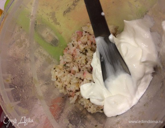 Рис у меня был сварен со специями (марокканским маринованным лимоном очень рекомендую и щепоткой соли). Смешиваем его с дижонской (если не нашли с медом, добавьте его сами или в Икее есть типа того) и греческим йогуртом (конечно, можно сметаной заменить). Все это жутко селедке идет.