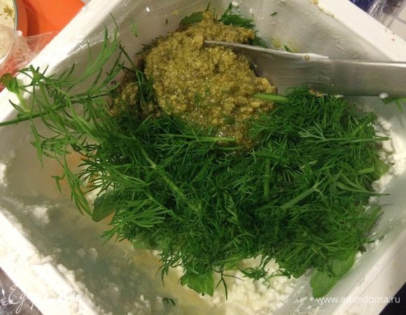 Сливочный сыр можно творогом протертым заменить. Смешиваем с песто и укропом.