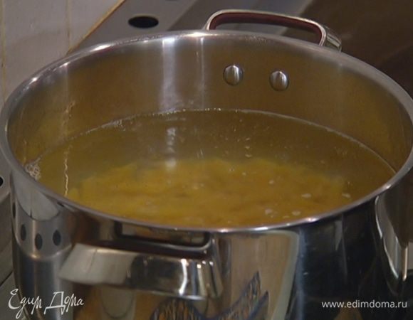 Пенне отварить в подсоленной воде согласно инструкции на упаковке, затем часть воды перелить в другую посуду, остальную слить.