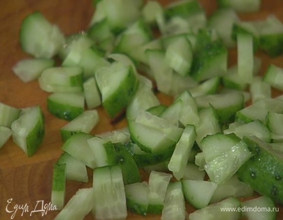 Огурец нарезать небольшими кусочками.