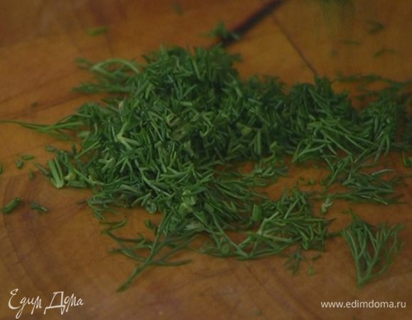 Укроп мелко порубить (несколько веточек оставить для украшения).