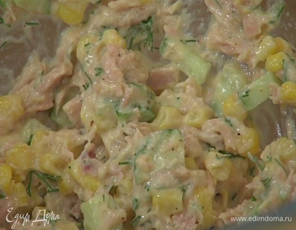 Тунца размять в глубокой посуде, добавить кукурузу, кусочки огурца, измельченный укроп, молотый чили, 2 ст. ложки майонеза, все посолить и перемешать.