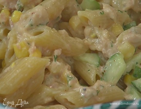 Добавить к тунцу горячие пенне, влить пару столовых ложек воды, в которой варилась паста, и перемешать.