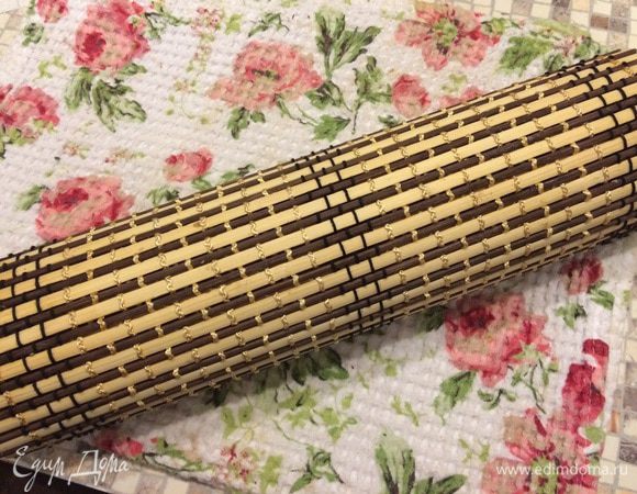 Суши и роллы все готовили, техника сворачивания аналогичная. 