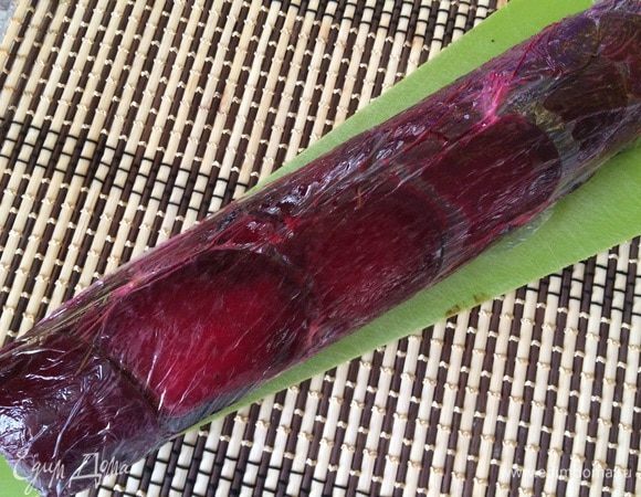 На 2-3 часа в холодильник, можно на ночь. Достаем, берем нож острый, лучше для хлеба - он не мнет рулет.