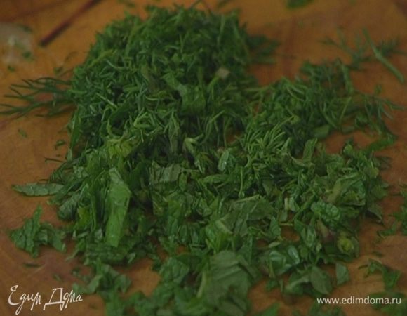 Укроп и мяту мелко порубить.