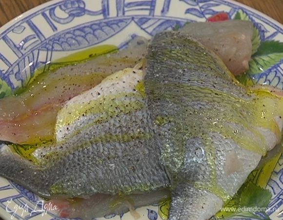 Филе дорады посолить, поперчить и сбрызнуть оливковым маслом.