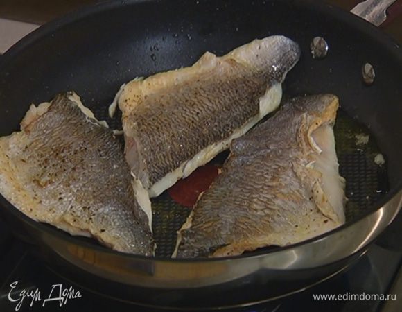 Разогреть сковороду, выложить рыбу кожей вниз, еще немного посолить, поперчить, сбрызнуть маслом и обжаривать по 2‒3 минуты с каждой стороны — рыба должна быть готова, но не пересушена!