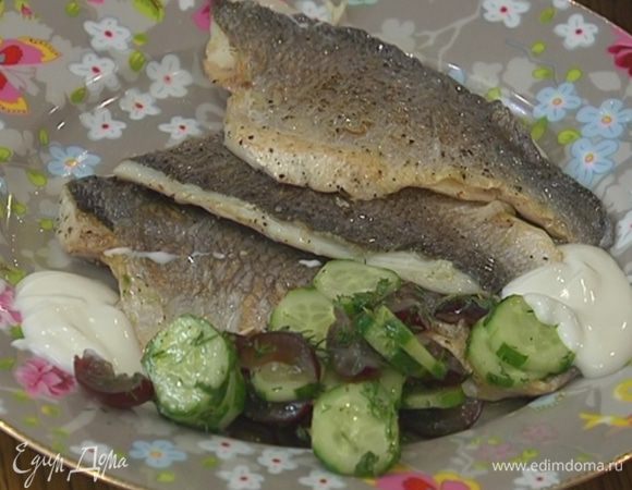 Готовую рыбу сбрызнуть оставшимся лимонным соком и подавать с салатом из огурцов и йогуртом.