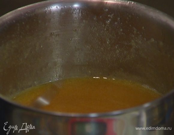 Сахар, 150 г предварительно размягченного сливочного масла и сахарный сироп соединить в небольшой кастрюле и прогревать на медленном огне до полного растворения сахара.