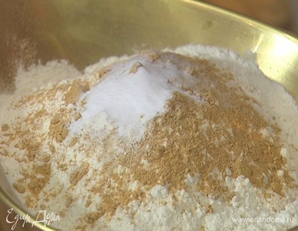 Муку перемешать с содой, имбирем и солью.