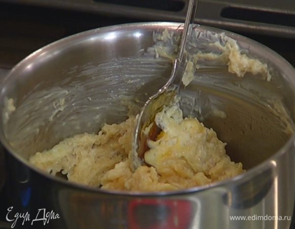 Влить в муку растопленный сахар и вымешать тесто.