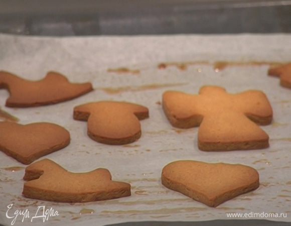 Противень выстелить бумагой для выпечки, смазанной оставшимся сливочным маслом, выложить фигурки из теста и выпекать в разогретой духовке 10 минут.