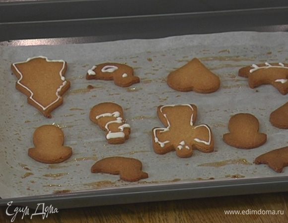 Готовое печенье украсить мастикой.