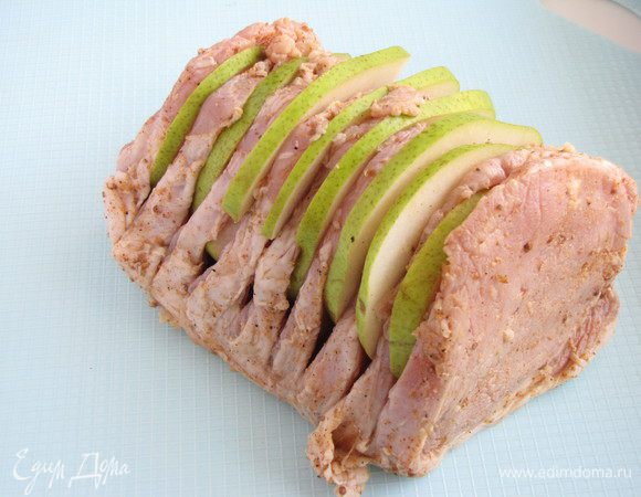 Достать мясо из маринада и тщательно обсушить бумажными полотенцами. Только затем посолить и поперчить по вкусу. В разрезы вложить ломтики груши.