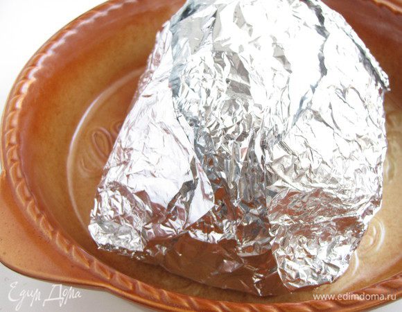 Выложить мясо на одну половину прямоугольного листа фольги, закрыть второй половиной и герметично подвернуть края с трех сторон. Нельзя допускать, чтобы сок, который будет образовываться при запекании, вытек наружу. Для страховки можно взять двойной лист фольги. Мясо запекать при температуре 180 град примерно 1 час 15 минут.