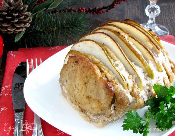 Ароматная свинина с грушами готова! Выкладываем на блюдо и подаем :-) Приятного аппетита! Остатки можно завернуть в фольгу и убрать в холодильник. В холодном виде тоже вкусно!