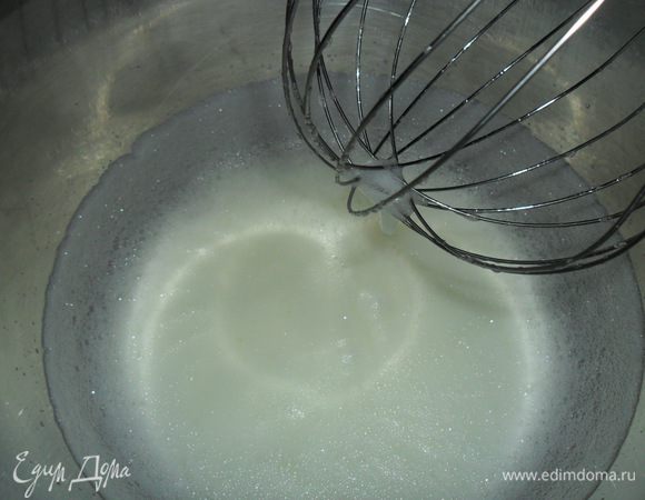 Начать необходимо с бисквита. Отделить желтки от белков. Желтки нам не понадобятся, а вот белки взбить в воздушную, не крепкую пену.