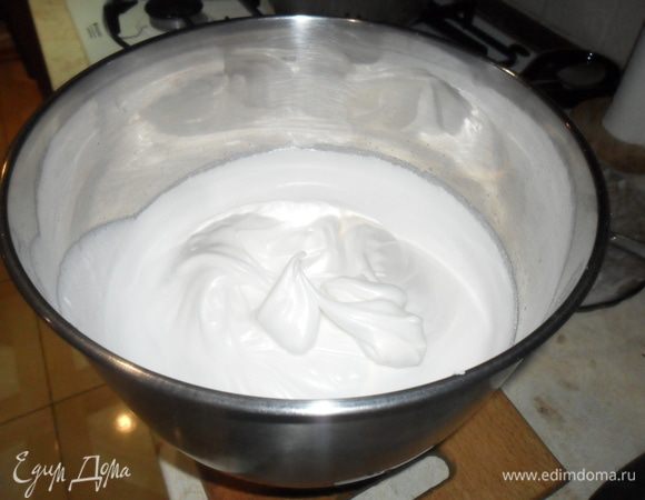 Добавить лимонную кислоту (или винный камень 0.5 ч.л.) и, продолжая взбивать, понемногу добавлять сахар(150 гр). Вот теперь взбить в крепкую пену. Ввести хорошо просеянную муку и аккуратно перемешать.