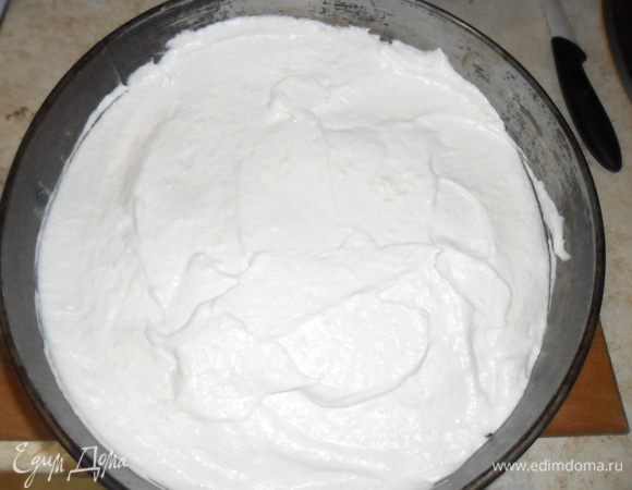 Выложить массу в форму любого диаметра (у меня — 24 см, чем меньше форма, тем выше будет бисквит. Разровнять лопаткой и выпекать 30-40 минут при температуре 180 С.